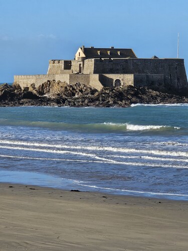 IN THE HEART OF THE CITE CORSAIRE 3 *** 164M FROM THE BEACH, SHOPS, FREE PARKING