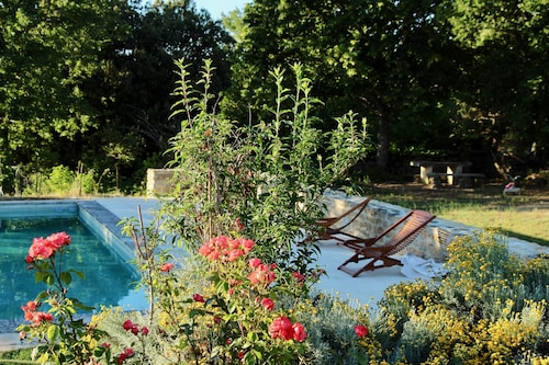 Charming cottage in stone farmhouse in the heart of the vineyards in the Luberon