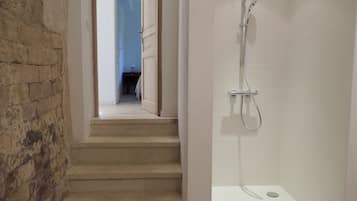 Een douche, een haardroger, handdoeken, toiletpapier
