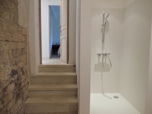 Dusche, Haartrockner, Handtücher, Toilettenpapier