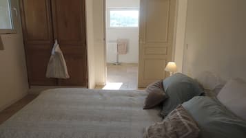 2 makuuhuonetta, silitysrauta/-lauta, ilmainen Wi-Fi, vuodevaatteet