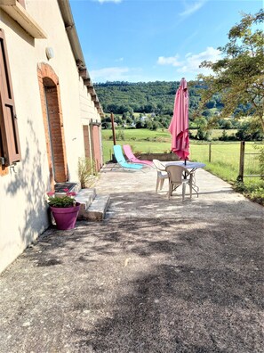 Outdoor dining - GÏTE AUVERGNE CANTAL SAIGNES (Saignes)