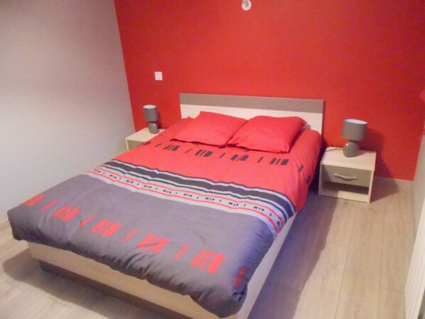 1 chambre, fer et planche à repasser