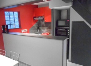 Fridge, microwave, oven, coffee/tea maker - duplex apartment bis (Vannes)