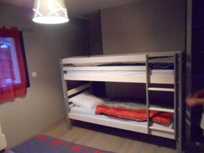 1 chambre, fer et planche à repasser
