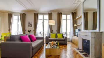 Télévision, lecteur de DVD, livres, chaßne hi-fi