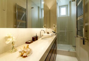 Séchoir à cheveux, serviettes fournies, savon, shampooing