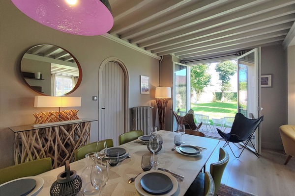 Espace repas traversant ouvert avec accès direct à la cuisine et au jardin