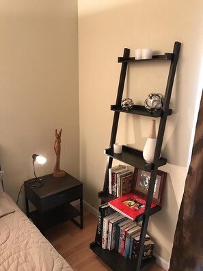 2 habitaciones, escritorio y tabla de planchar con plancha