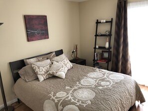 2 chambres, bureau, fer et planche à repasser, lit parapluie