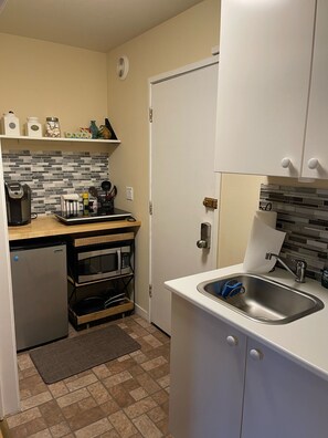 Réfrigérateur, micro-ondes, plaque de cuisson, cafetière/bouilloire