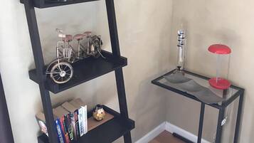 2 chambres, bureau, fer et planche Ă repasser, lit parapluie