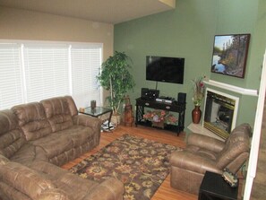 Smart TV, fireplace, DVD player, stereo