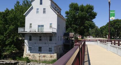 Moulin à farine à pans de bois de 1867 perché au bord de la riviÚre vous invite à un appartement de 40'x30 '