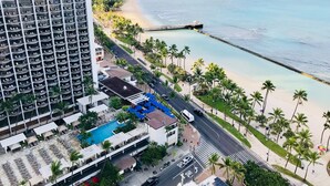 Un hôtel de grande hauteur doté de nombreux balcons donnant sur une plage.