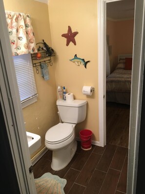 Ensemble douche/baignoire, sèche-cheveux, papier toilette