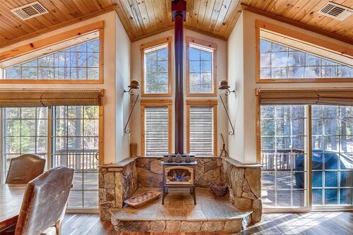 Mountain Escape Tahoe Donner Cabin • Hot Tub, Pool Table & Forest Setting