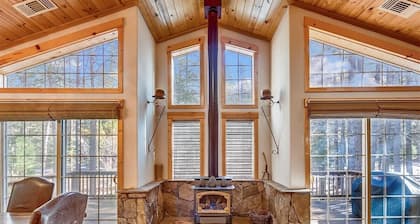 Mountain Escape Tahoe Donner Cabin • Hot Tub, Pool Table & Forest Setting