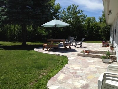 Bender Haus-Elkhart Lake Home- 3 Bedrooms- Close to Lake, Golf & Racing!