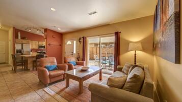 TV connectée, cheminée, livres