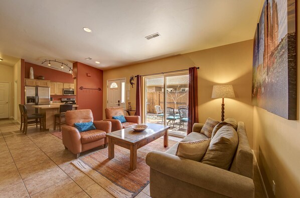 Smart TV, chimenea y libros 