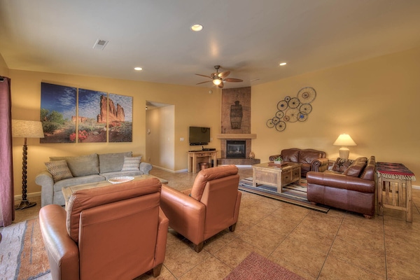 Open concept living room with plenty of seating for your group!