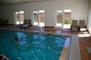 Una piscina techada, una piscina climatizada