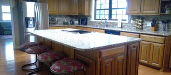 Family Friendly Lakefront House on Greers Ferry Lake 1/2 mile to Marina, Boating