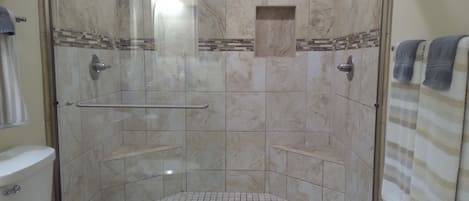 Ensemble douche/baignoire, sĂšche-cheveux, serviettes fournies, savon