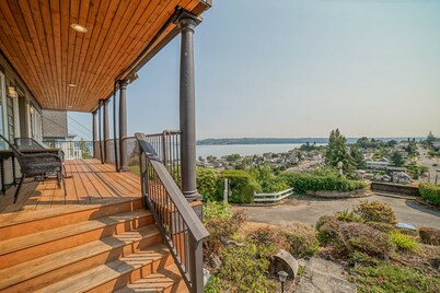 Watch Ships Come into Port from Bed-