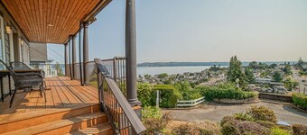 Watch Ships Come into Port from Bed-