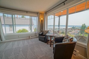 スマートテレビ、暖炉、書庫