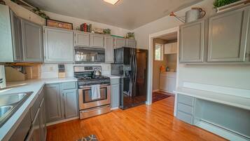 Geladeira, micro-ondas, fogão, cooktop