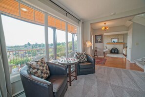 スマートテレビ、暖炉、書庫