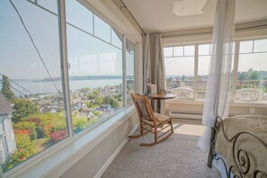 6 bedrooms, iron/ironing board, WiFi, bed sheets