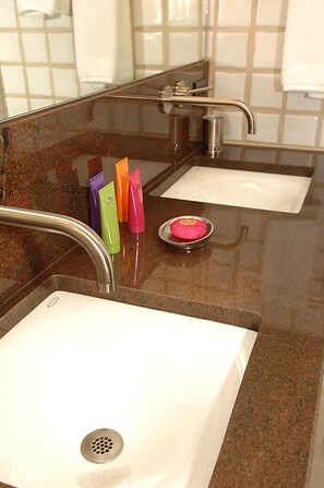 大花洒淋浴喷头、吹风机、浴袍、毛巾