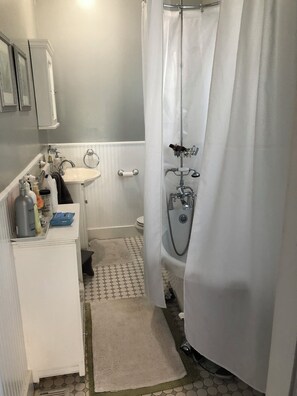 Ensemble douche/baignoire, sèche-cheveux, peignoirs, chaussons