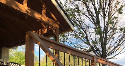 5-STAR RATED SINCE 2007, HOT TUB, BEST CONVENIENT LOCATION TO TOWN & ADVENTURES!