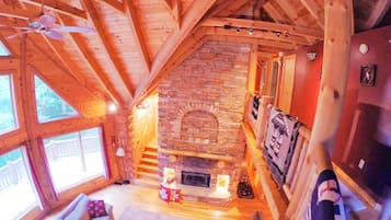 Älytelevisio, takka, DVD-soitin, pöytätennispöytä