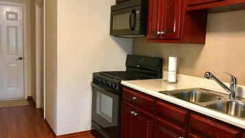 Réfrigérateur, micro-ondes, plaque de cuisson, cafetiÚre/bouilloire