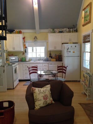 Smart TV, books, stereo - The Blue Cottage located in the woods on Lookout Mountain in Rising Fawn GA (Rising Fawn)