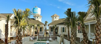 5 Star Reviews 3 Bedroom Luxury House w/Pool, Steps from Beach, Sleeps 7, Shops