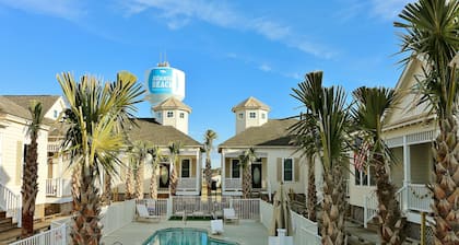 5 Star Reviews 3 Bedroom Luxury House w/Pool, Steps from Beach, Sleeps 7, Shops