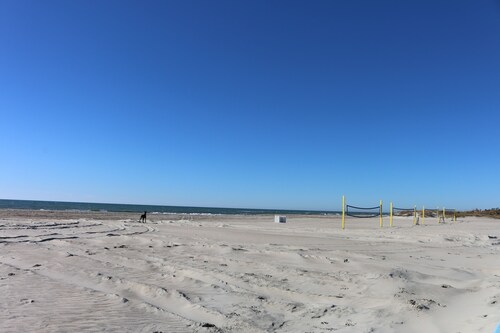 5 Star Reviews 3 Bedroom Luxury House w/Pool, Steps from Beach, Sleeps 7, Shops