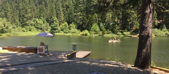 Pet Friendly 2 BR + Loft , Wifi , Sleeps 8