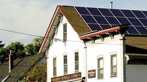 Een wit gebouw met een bord waarop 'Marine General Store' staat.