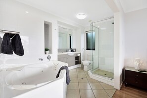 Bañera y ducha independientes, secador de pelo, toallas