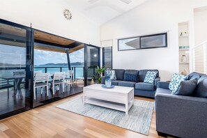 อพาร์ทเมนท์, 2 ห้องนอน, วิวทะเล (28) | บริเวณนั่งเล่น | ทีวีจอพลาสมา, เครื่องเล่นดีวีดี