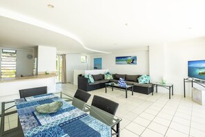 3 Bedroom Apartment Ocean Villa 02 | In-room dining - Skiathos Apartments (Whitsundays)