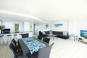 3 Bedroom Apartment Ocean Villa 04 | In-room dining - Skiathos Apartments (Whitsundays)
